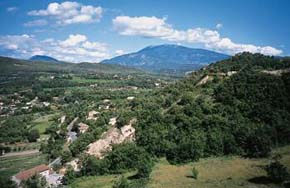 Mont Ventoux - dominanta krajiny Provance převyšující okolní terén až o 1 800 m. Foto P. Kovář