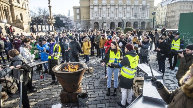 Před Filozofickou fakultou UK roste pietní instalace z tisíců svíček