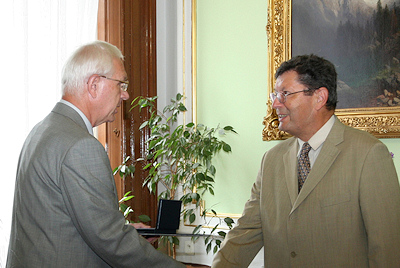 Prof. Drahoš předává cenu prof. Příhodovi