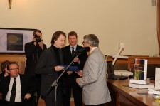 PhDr. Martin Steiner předává Vojtěchu Kolmanovi Cenu v kategorii původní vědecká nebo populárněnaučná práce za knihu Filosofie čísla (Filosofia)