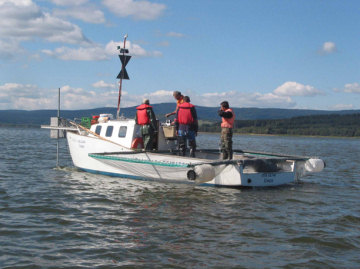 První český trawler Ota Oliva při vzorkování volné vody nádrže Lipno plůdkovým tralem