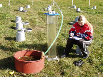 Měření rychlosti zasakování vody do půdy pastviny