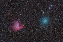 Kometa v blízkosti mlhoviny Pacman (kometa vpravo, mlhovina vlevo). Autor: Martin Gembec