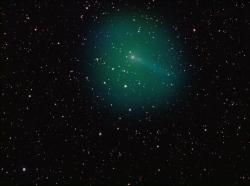Snímek komety ze 2. října je softwarově upraven. Autor: Nick Howes.