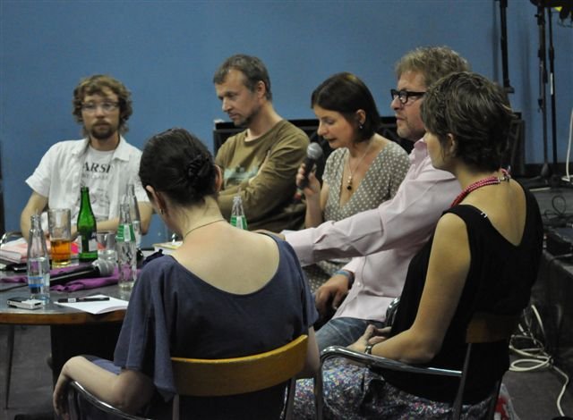 spisovatelé čtou ze svých děl (zleva: Bogdan Trojak, Martin Reiner, Radka Denemarková, David Drábek a Petra Hůlová)