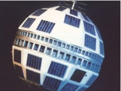 První geostacionární telekomunikační družice