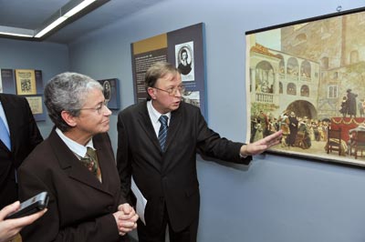 Jaroslav Pánek, místopředseda AV ČR představuje Heleně Illnerové, bývalé předsedkyni Akademie věd ČR, expozici Odkaz J. A. Komenského. Tradice a výzvy české vzdělanosti Evropě.