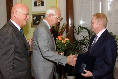 Místopředseda AV ČR Jiří Drahoš gratuluje za přítomnosti předsedy AV ČR Václava Pačesa oceněnému Jánu T. Vilčekovi (vpravo).