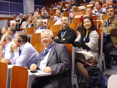 Vpředu Alexander Serebrov a Georgij Grečko (Rusko), za nimi Owen Garriott, Richard Garriott (USA) a Yi So-Yeon (Jižní Korea)