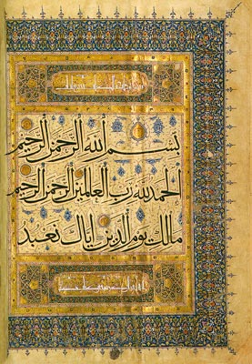 Iluminovaná úvodní stránka Koránu se stylizovanou výzdobou ve tvaru cikád a ovocných květů. Text představuje úvodní koránskou súru, zvanou al-Fátiha (Otevírací); Káhira, mamlúcké období, asi 1344.