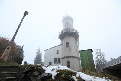 Milešovku, vrchol Českého středohoří, lze navzdory vzdálenosti kolem 70 km poměrně často vidět z pražských návrší jako majestátní kužel na obzoru.