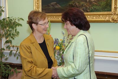 Dne 4. září 2009 převzala prof. Asla Pitkänenová (vlevo) Čestnou medaili Jana Evangelisty Purkyně za zásluhy v biomedicínských vědách.