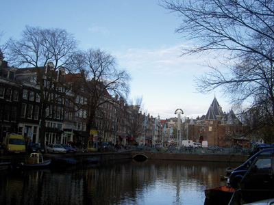 Kanál řeky Amstel před budovou Královské nizozemské akademie věd v Amsterdamu
