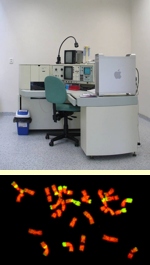 Nahoře: průtokový cytometr, přístroj pro analýzu a třídění mikroskopických částic. Dole: chromozómy.