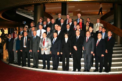 Association of Space Explorers (ASE), jež byla založena v roce 1985, sdružuje přes 300 kosmonautů a astronautů z celého světa.
