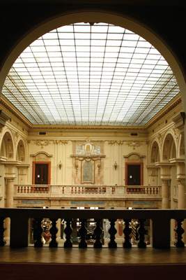 Průhled do dvorany překlenuté proskleným stropem
