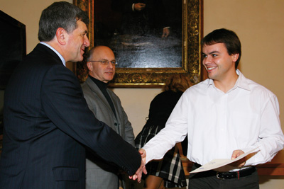 Prezident České manažerské asociace Ladislav Macka (vlevo) předává certifikát o absolvování vzdělávacího programu Management vědy Tomáši Wencelovi.