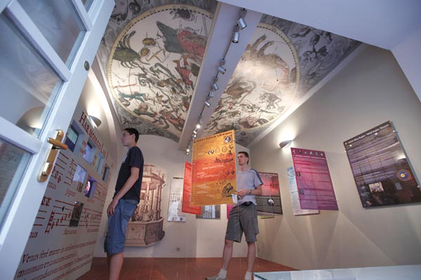 V rámci akcí IYA se veřejnosti v srpnu 2009 v pražské Karlově ulici č. 4 otevřelo Keplerovo muzeum. Nachází se v domě, kde během svého zdejšího pobytu tento astronom žil (viz AB 9/2009).