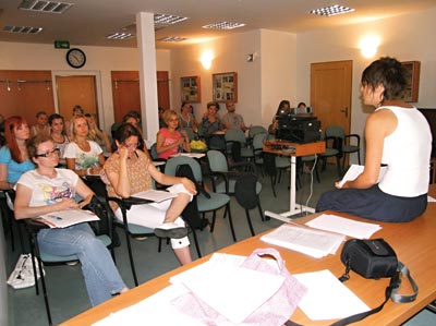 V rámci Letní překladatelské školy, kterou uspořádaly Michaela Kuklová z Univerzity ve Vídni a Manuela Schwaerzler z Ostravské univerzity, se studenti zúčastnili autorského čtení v Městské knihovně ve Znojmě.