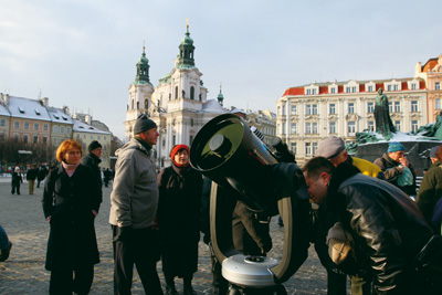 I přes mrazivé počasí lákaly dalekohledy k detailnímu průzkumu věží na Staroměstském náměstí.