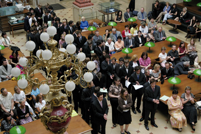 Letošní absolventi gymnázia Christiana Dopplera v Praze 5.