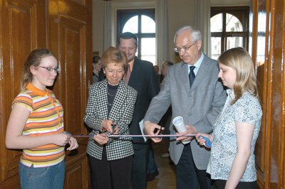 Národní finále 2009 zahájili předseda AV ČR Jiří Drahoš, prorektorka pro vědu a výzkum VŠE a předsedkyně odborné poroty soutěže České hlavičky Stanislava Hronová spolu se zástupcem generálního sponzora soutěže AMAVET, jímž je firma ČEZ, a v neposlední řadě pořadatel soutěže Stanislav Medřický (viz foto dole).