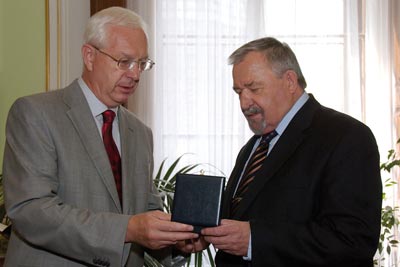 Prof. František Šmahel (vpravo) převzal 10. září 2009 z rukou předsedy Akademie věd ČR prof. Jiřího Drahoše čestnou medaili De Scientia et Humanitate Optime Meritis.