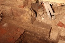 Obr. 2 Detail dochovaného románského ostění vstupu do tzv. opatské kaple (foto ARUP)