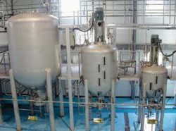 Komerční bioreaktory jihokorejské společnosti CBN Biotech, největší o objemu 10 000 l. Nejdůležitější podmínkou úspěšné kultivace je udržení sterilního prostředí v bioreaktoru. Foto T. Vaněk / © T. Vaněk