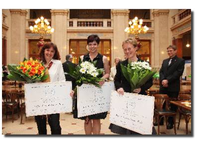 Laureátky  Stipendia L´Oreal Pro ženy ve vědě za rok 2009: zleva: RNDr. Marie Kalbáčová, Ph.D., doc. Ing. Gabriela Holubová, Ph.D. a Mgr. Jana Humpolíčková, Ph.D.