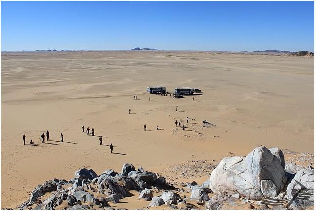 Hledání úlomků asteroidu 2008TC3 (meteoritů Almahata Sitta) v Nubijské poušti severního Súdánu (foto J. Haloda).