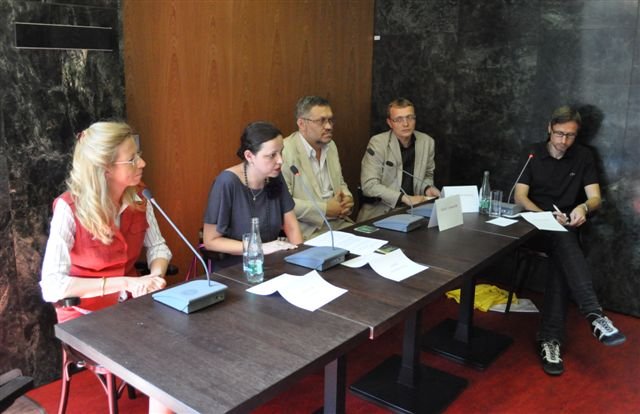 tisková konference v den zahájení kongresu 28.6. 2010 v Café NONA (zleva: Astrid Winter, Lenka Jungmannová, Pavel Janoušek, Karel Piorecký a Jan Matonoha)