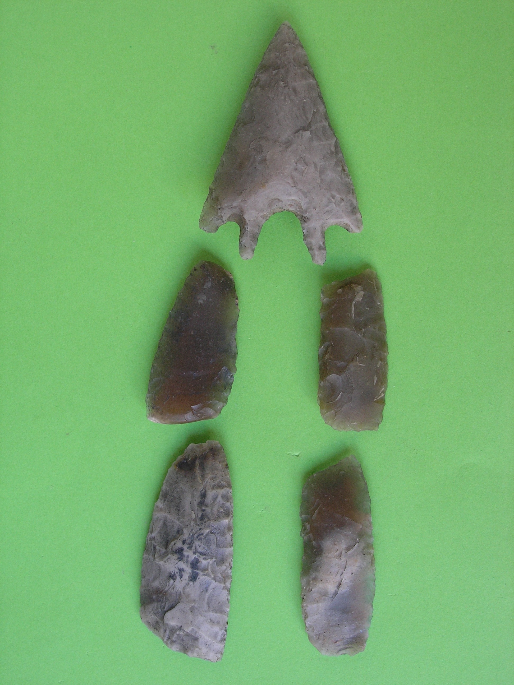 Segmenty uspořádané do původního tvaru složené dýky, lokalita Marefy (okr. Vyškov, uloženo v Moravském zemském muzeu). 