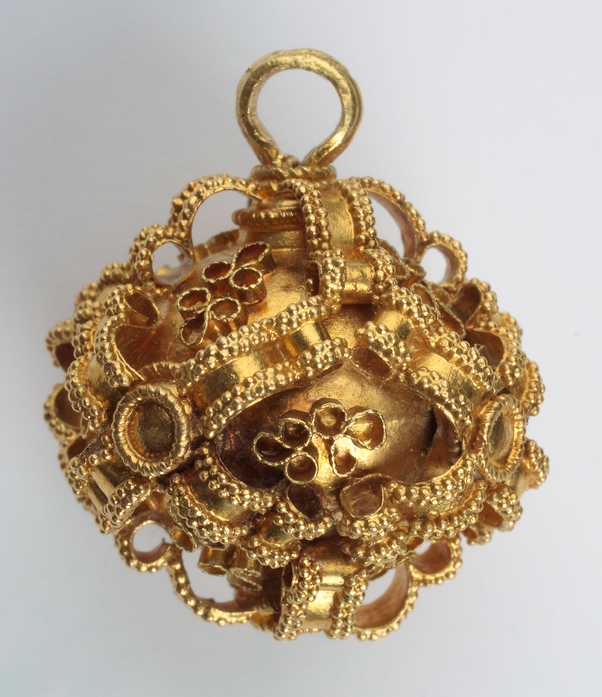 Mistrnou práci velkomoravských šperkařů dokládá např. zlatý dvouplášťový gombík zdobený granulací, nalezený v hrobě č. 505 u baziliky v Mikulčicích. 