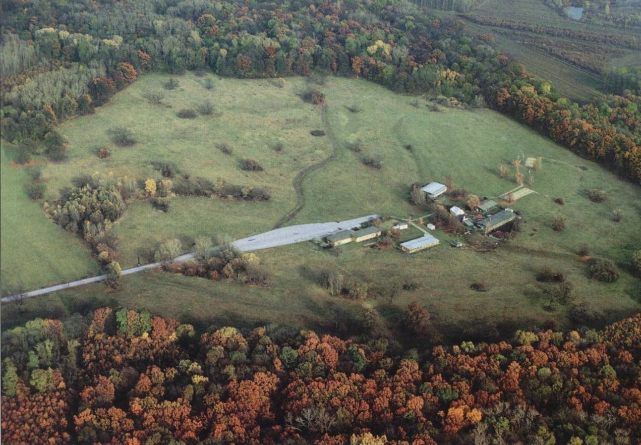 Letecký pohled na základnu Archeologického ústavu na mikulčických Valech, která se nachází v místech někdejšího jádra velkomoravské aglomerace.