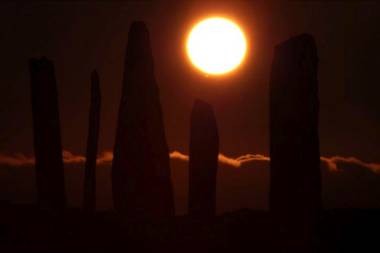 Obřadní kameny Ring of Brodgar na Orknejích.