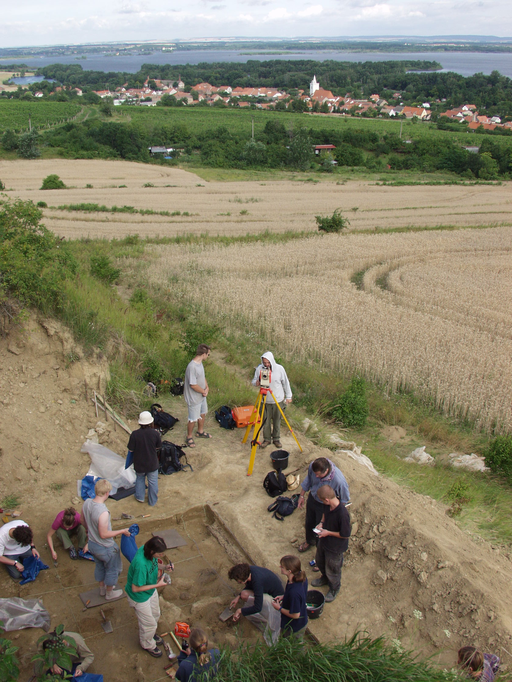 Dolní Věstonice II: mezinárodní výzkum realizovaný v roce 2005. Zkoumaná plocha leží v blízkosti slavného věstonického trojhrobu.