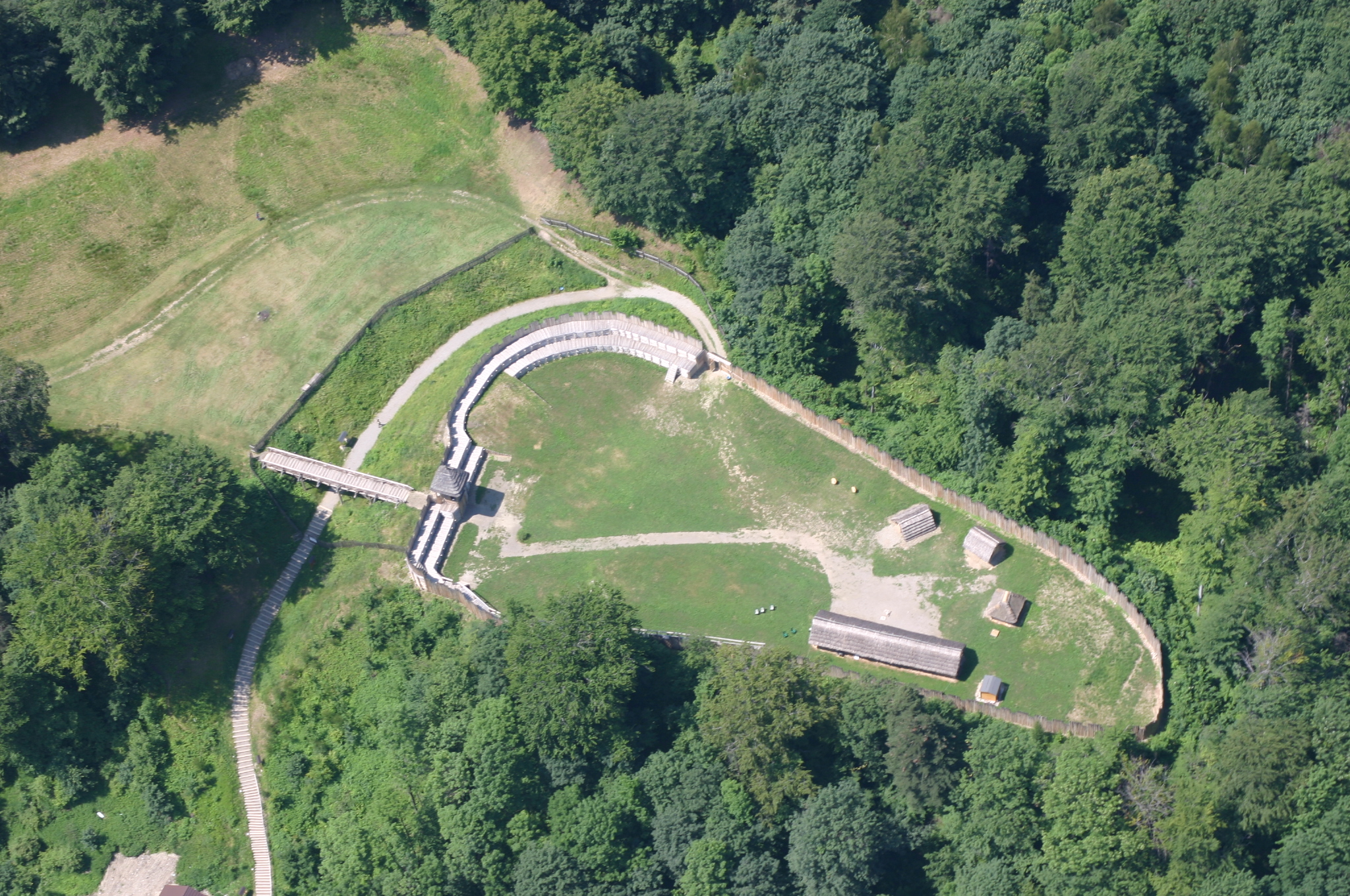 Letecký pohled na hradisko Chotěbuz - Podobora, kde v současnosti funguje archeopark s rekonstrukcemi opevnění, vstupní brány a části vnitřní zástavby. 