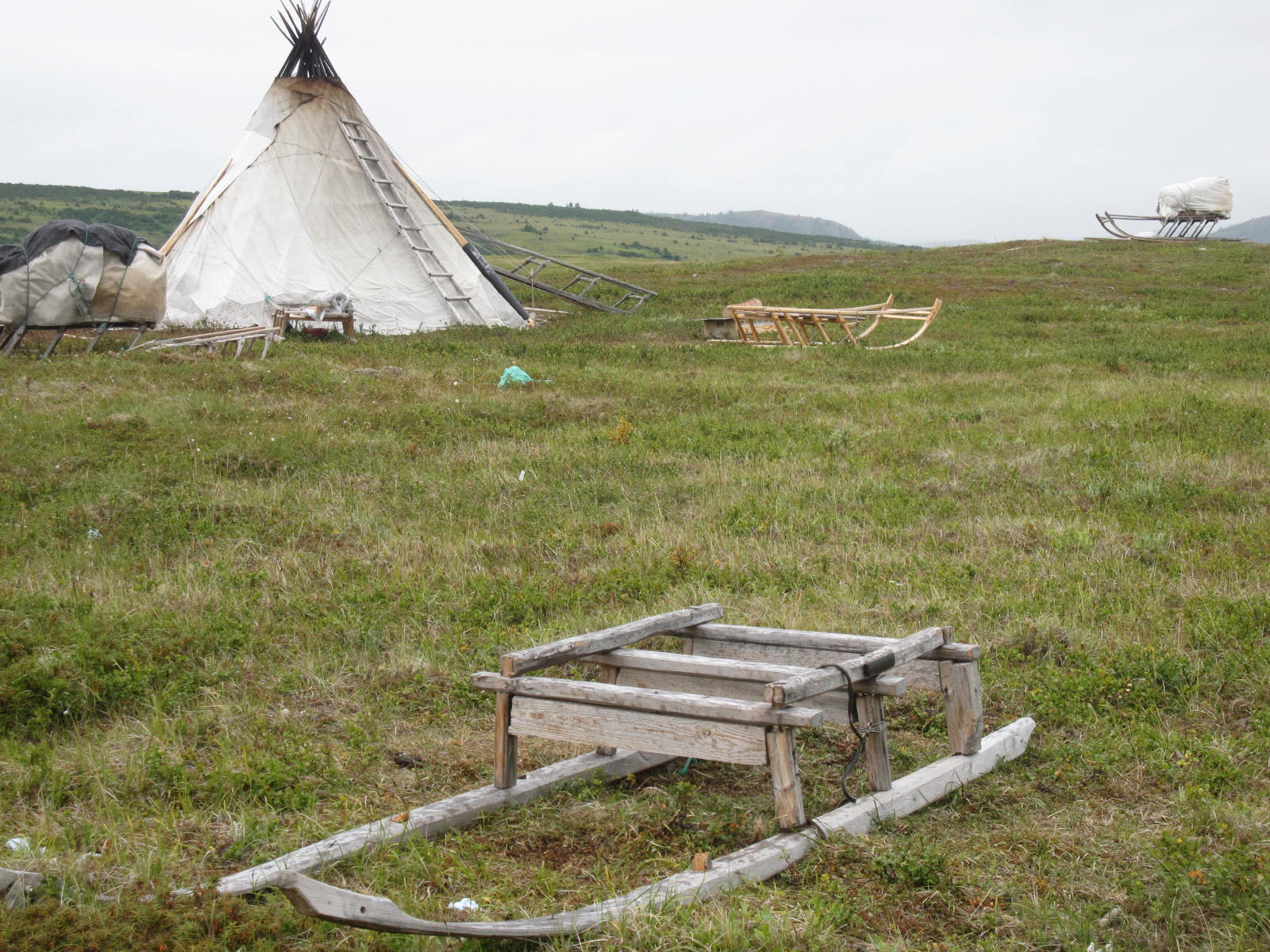 Etnoarcheologický komparativní výzkum žijících loveckých populací na Sibiři. Letní tábor Něnců u jezera Taunto. Na saních je uskladněn materiál pro zimní tábor. 