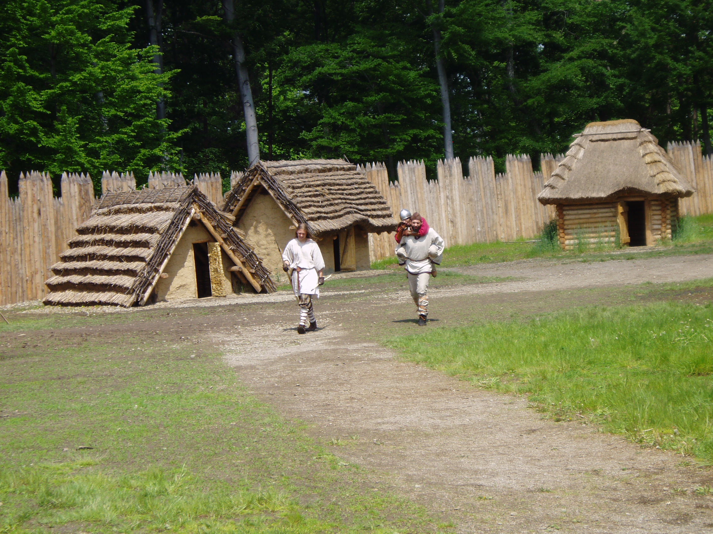 Archeopark v Chotěbuzi-Podoboře představuje návštěvníkům rekonstrukce nadzemních i zahloubených staveb na hradišti z období Velké Moravy i každodenní život obyvatel v raném středověku.