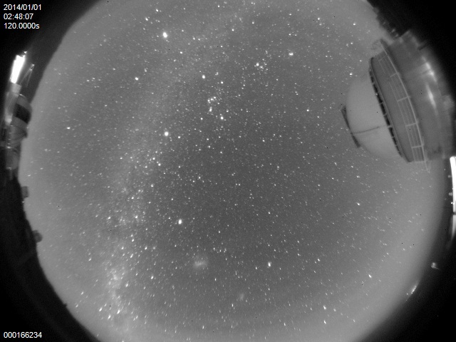 Celooblohový snímek hvězdného nebe jižní polokoule s pásem mléčné dráhy, Magellanovými oblaky a souhvězdím Jižního kříže.