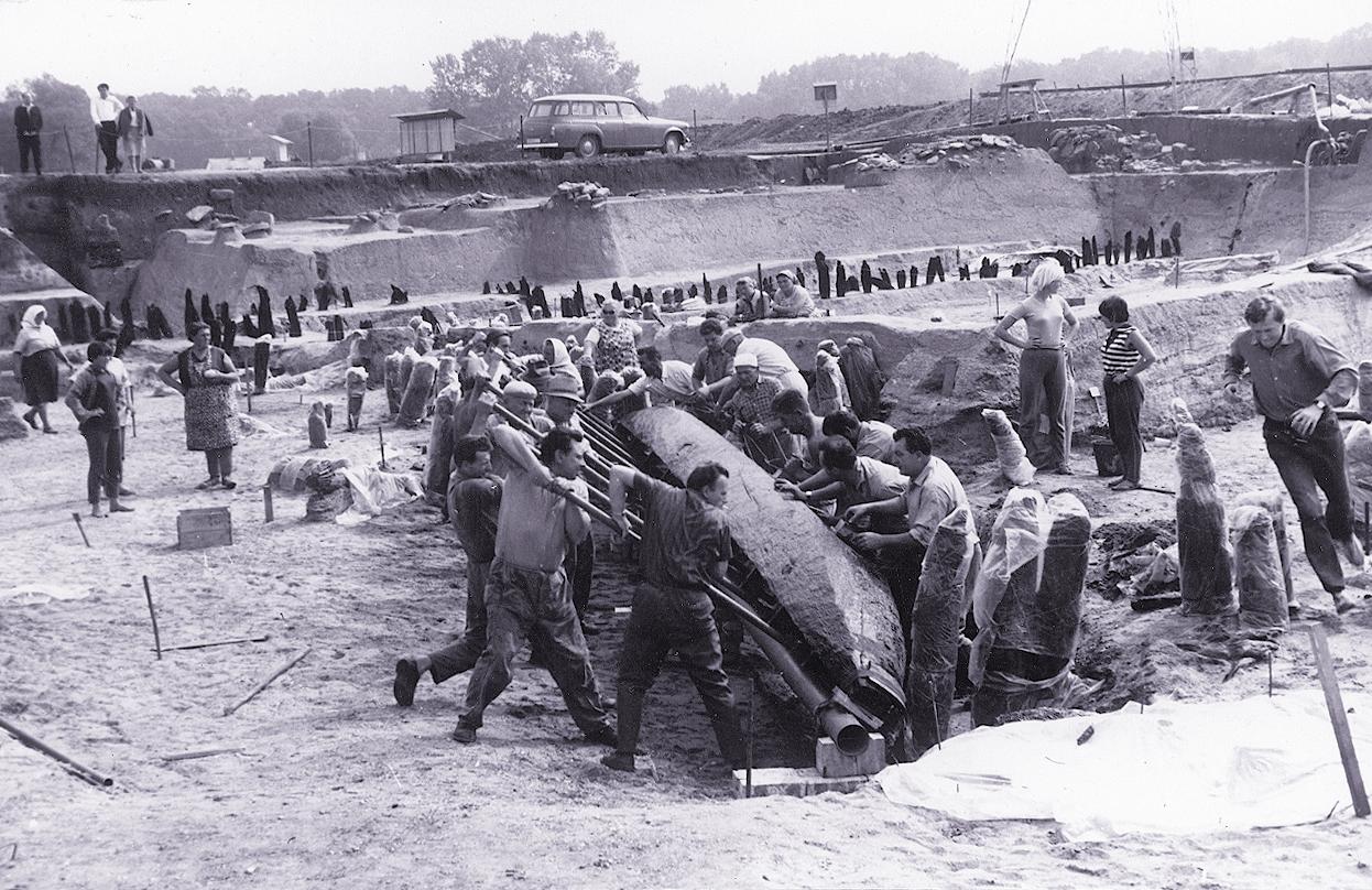 Mikulčice v roce 1967: náročné vyzvedávání dlabaného dřevěného člunu, který přečkal ve vlhkém prostředí zaniklého říčního ramene Moravy 11 století. 