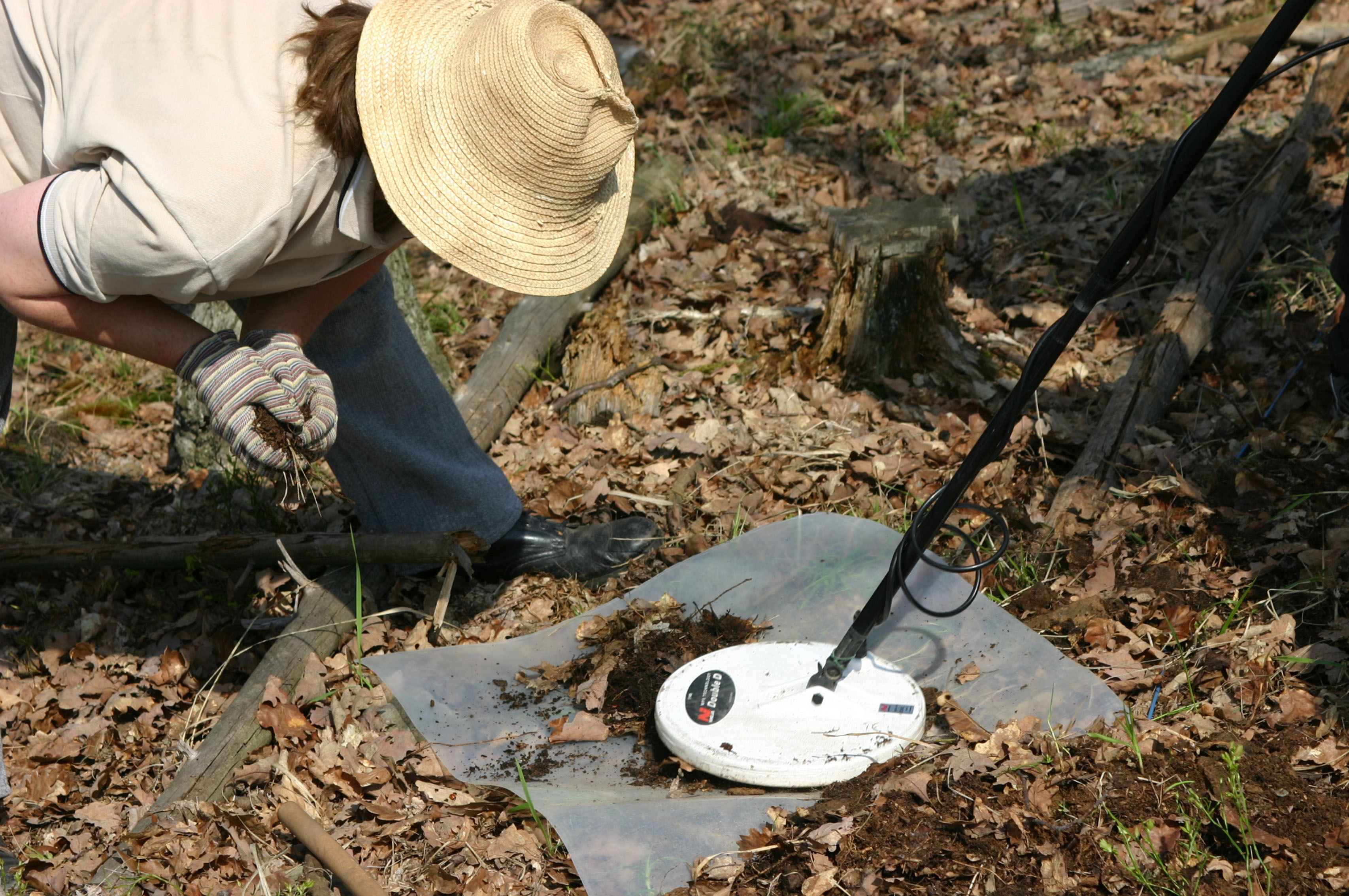 Práce s detektorem kovů Minelab SD 2200. 