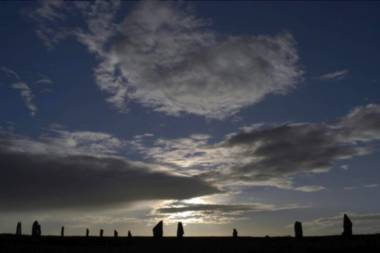 Obřadní kameny Ring of Brodgar na Orknejích.