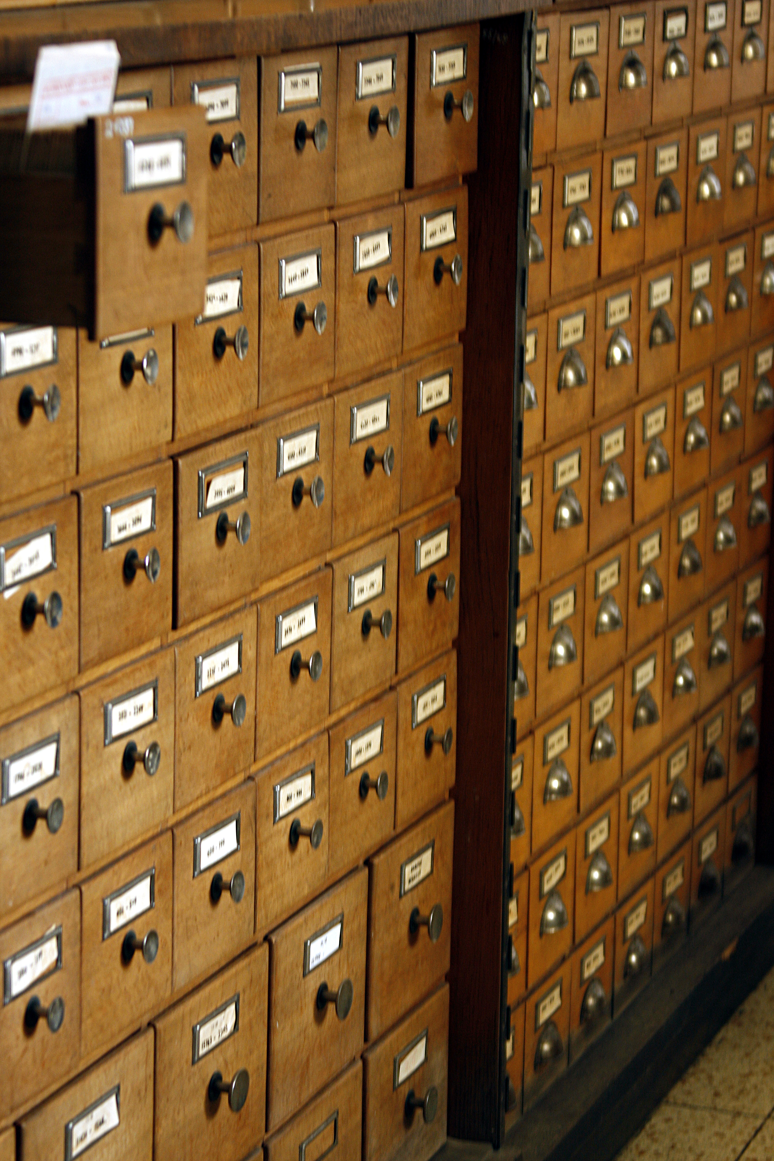 Speciální dřevěné boxy pro archivaci nejstarší fotodokumentace z archeologických výzkumů v podobě skleněných filmových negativů. 