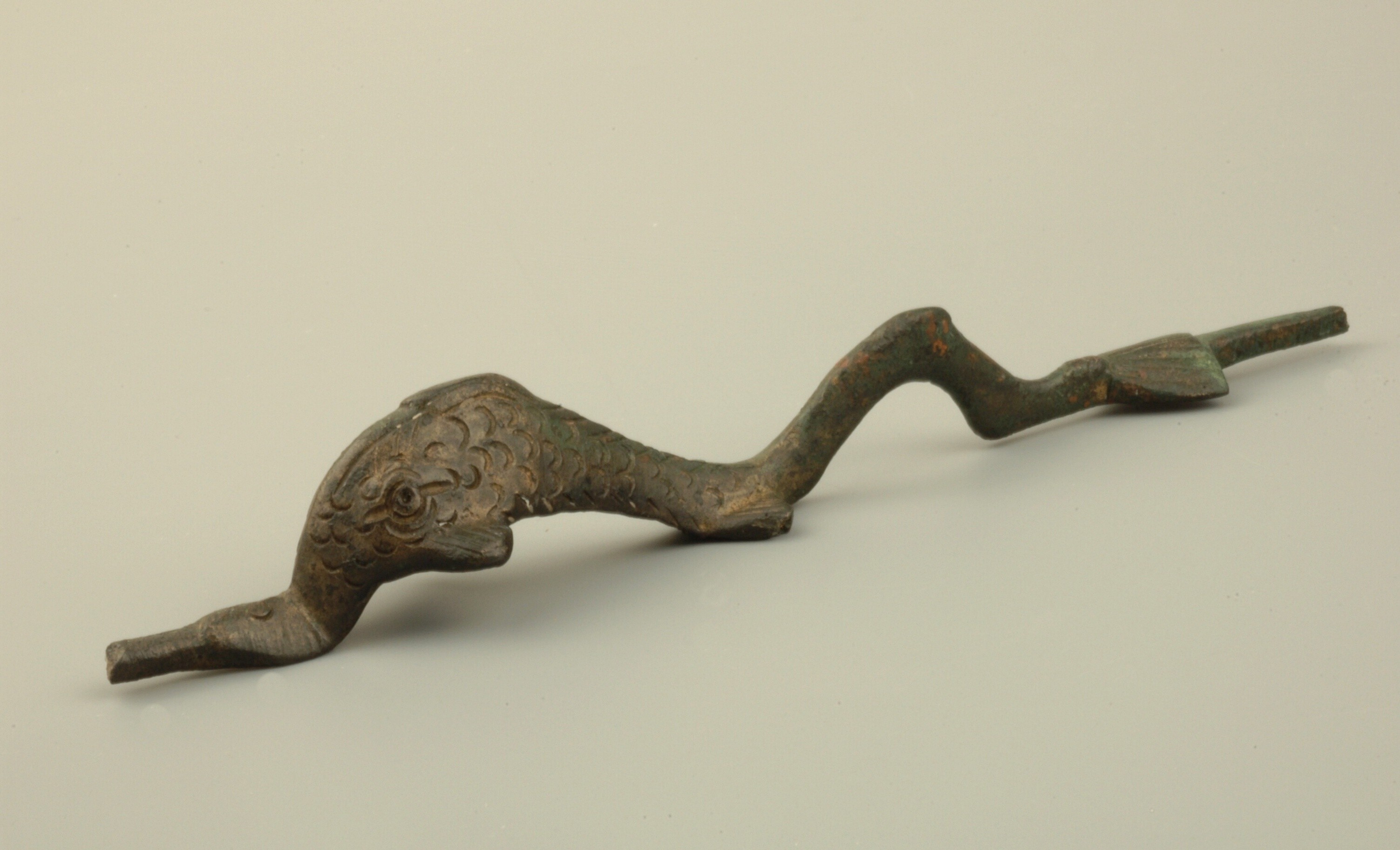 Římské bronzové kování pochvy meče, nalezené na Hradisku u Mušova. 