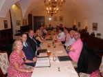 Večeře v restauraci U labutí. V popředí zleva Anita J. Prazmowska, Blaž Torkar, Mark Seaman, Chantal Kesteloot a Vít Smetana; v popředí zprava Martin D. Brown, Detlef Brandes, Zdenko Maršálek a Jan Bečka