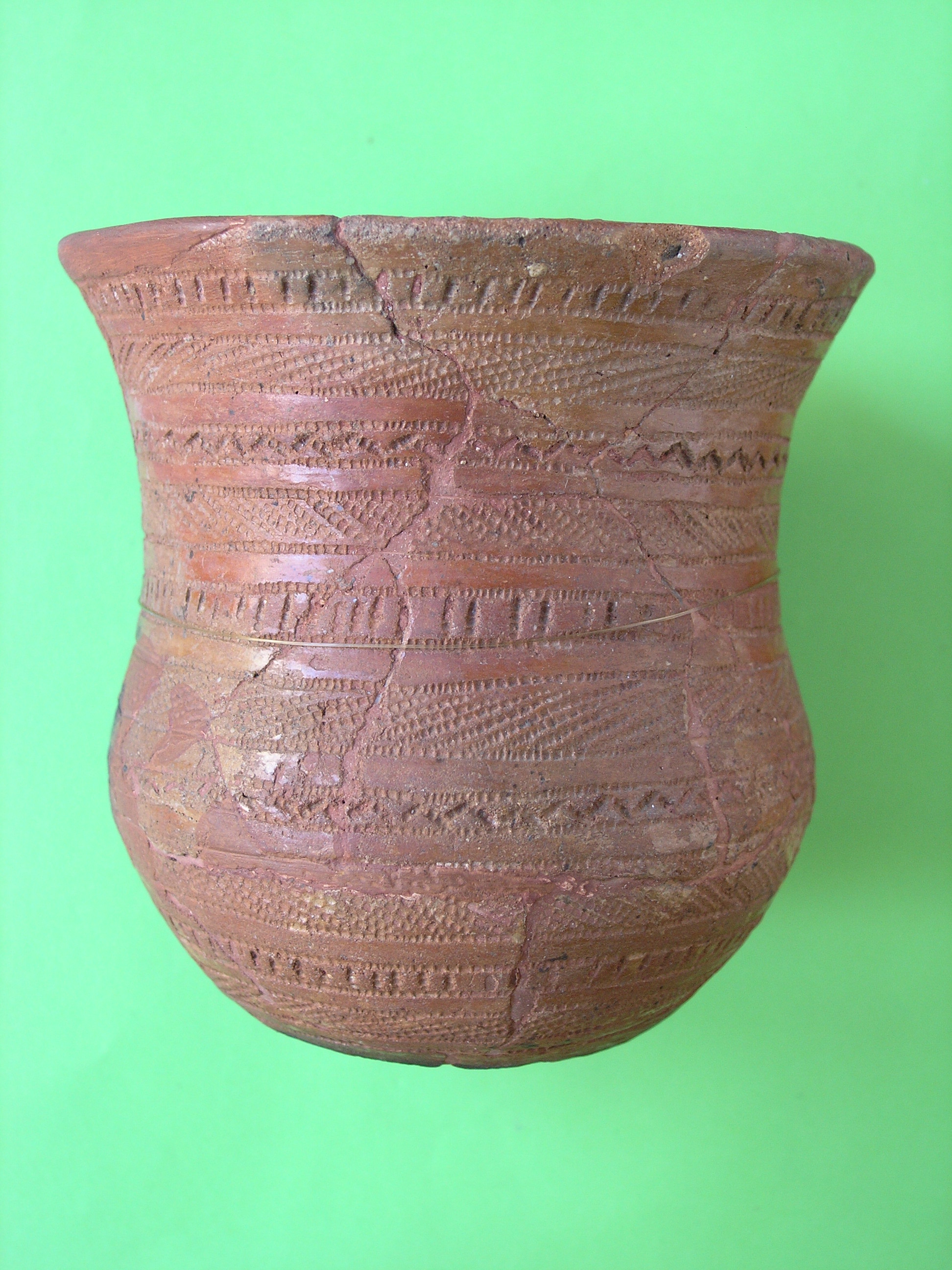 Holubice (okr. Vyškov): zvoncovitý pohár z pohřebiště stejnojmenné kultury. 