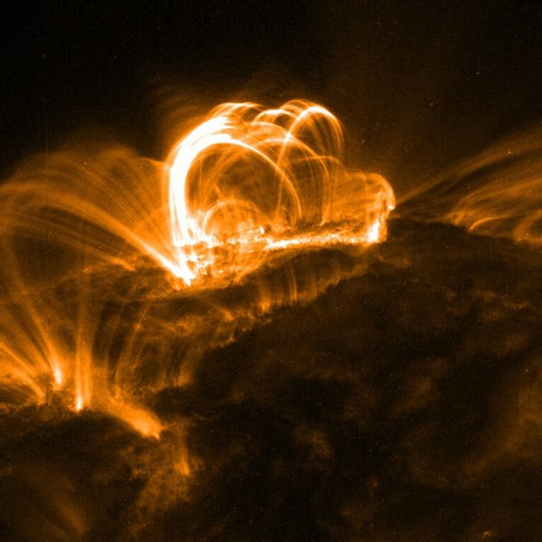 Typický snímek sluneční erupce pořízený v měkké rentgenové oblasti.