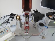 Laboratorní multikanálový SPR senzor založený na spektroskopii povrchových plasmonů.